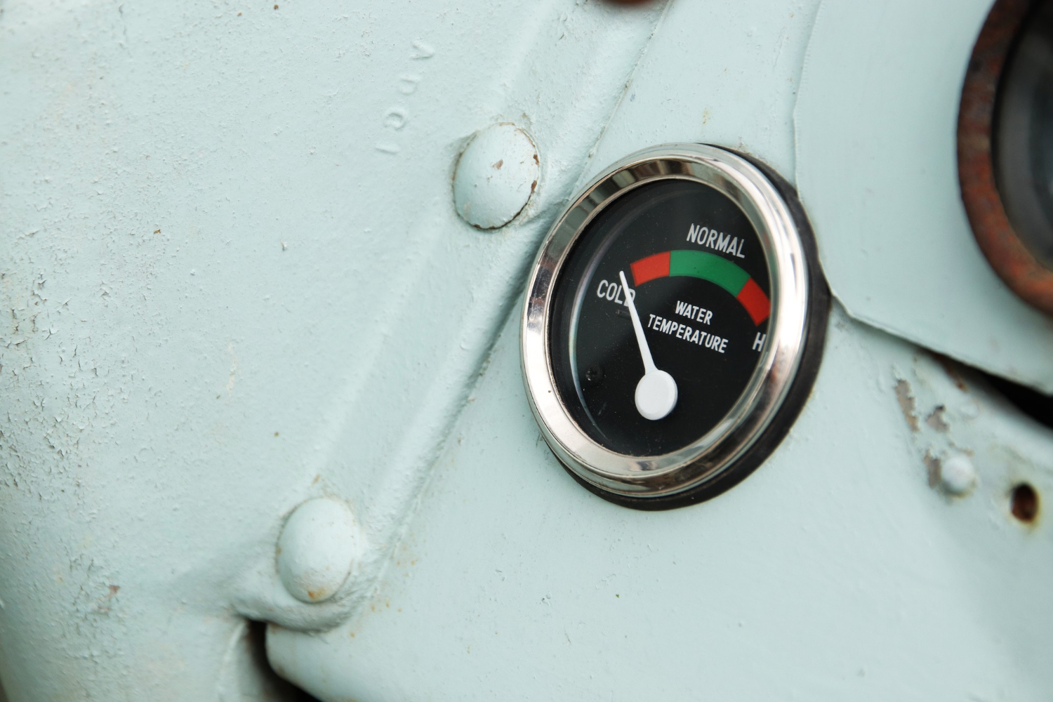 closeup-shot-water-temperature-indicator-ship